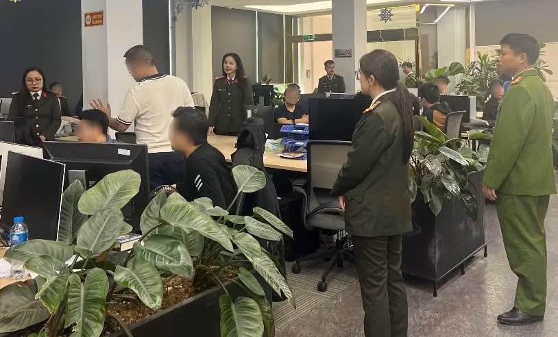 Công an thành phố khám xét địa điểm làm việc của các đối tượng