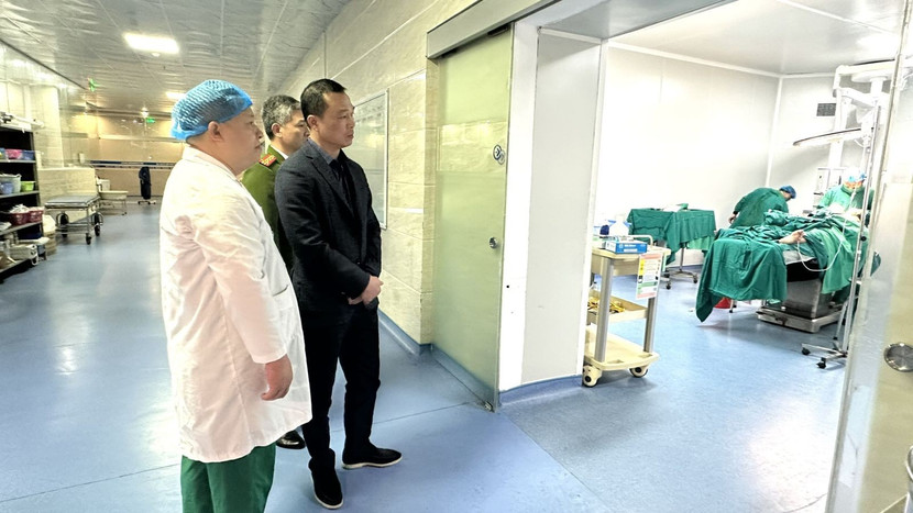Giám đốc Công an tỉnh thăm các nạn nhân đang điều trị tại Bệnh viên Đa khoa quốc tế Hợp Lực