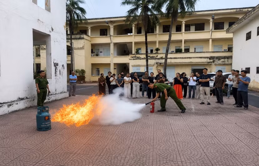 Hướng dẫn học viên sử dụng bình chữa cháy để dập tắt đám cháy giả định.