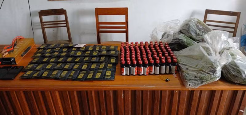 Nước vui, lá Ka-thom và tang vật thu giữ trong vụ án.