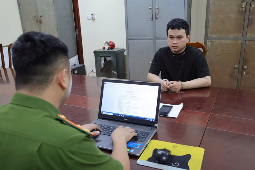 Cơ quan điều tra lấy lời khai đối tượng Phạm Minh Tân.