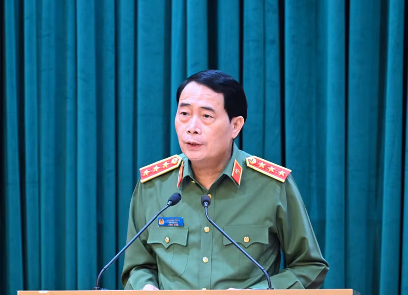 Thứ trưởng Lê Quốc Hùng trình bày Báo cáo sơ kết công tác 6 tháng đầu năm, phương hướng, nhiệm vụ công tác 6 tháng cuối năm 2026 trong Đảng bộ CATW.