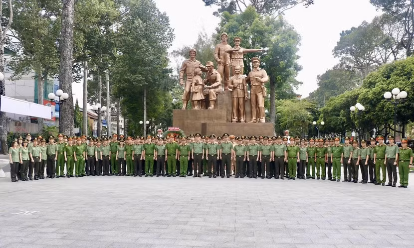 Các đại biểu chụp hình lưu niệm tại Tượng đài "Vì Bình yên cuộc sống"