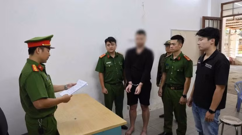 Cơ quan điều tra tống đạt quyết định khởi tố bị can đối với L.S.G