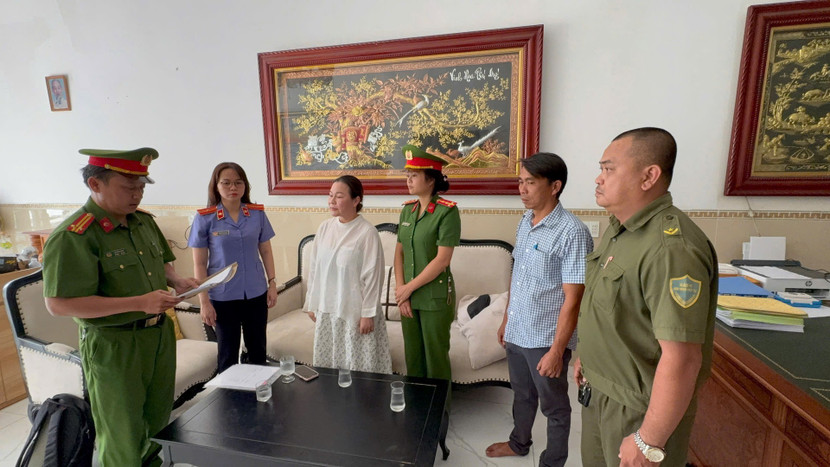 Cơ quan chức năng thi hành lệnh khám xét nơi làm việc đối với Nguyễn Ngọc Tiền