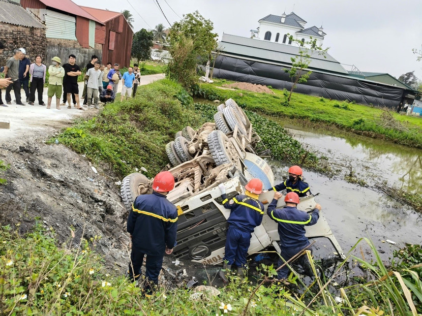 luc-luong-pccc-va-cnch-cong-an-tinh-bac-ninh-dang-tiep-can-chiec-xe-tron-be-tong-bi-do-lat-de-giai-cuu-nan-nhan-dang-mac-ket-trong-xe.jpg