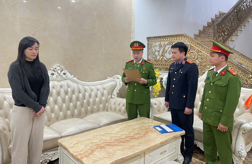Cơ quan CSĐT tống đạt Quyết định khởi tố, bắt tạm giam đối với Nguyễn Thu Nga.