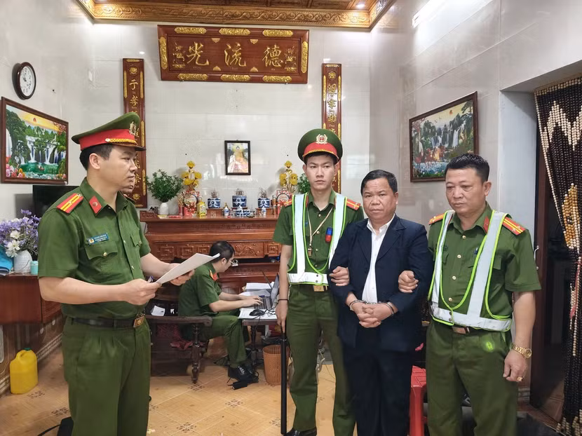 Cơ quan Cảnh sát điều tra Công an tỉnh Thái Nguyên thi hành Lệnh khám xét khẩn cấp đối với Triệu Văn Quân.
