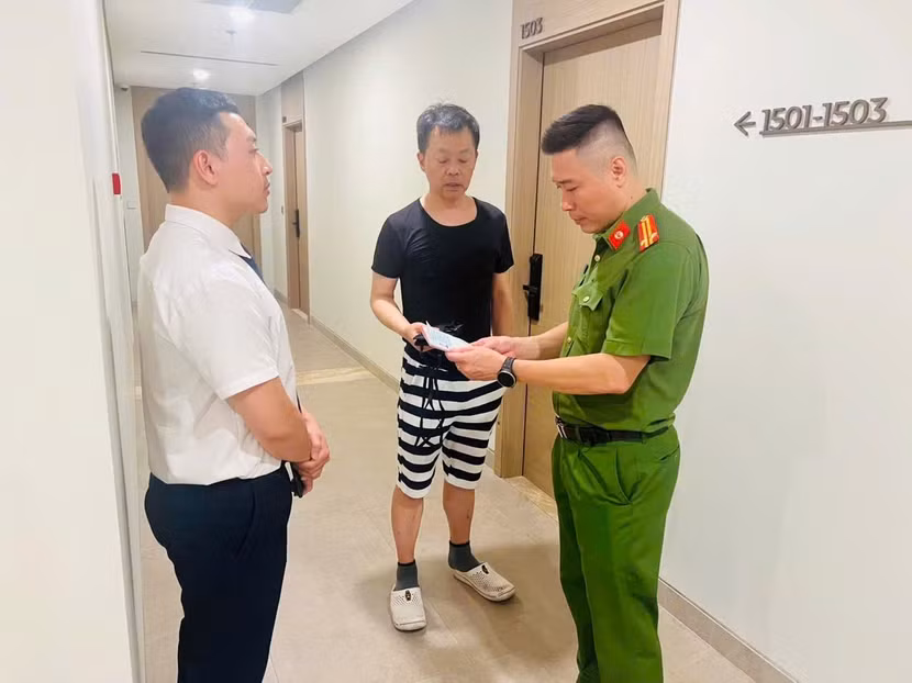 Lực lượng Công an phường tổ chức kiểm tra, quản lý người nước ngoài cư trú trên địa bàn