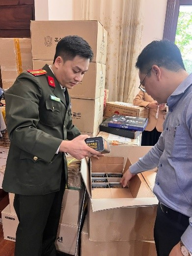 Công an Hà Nội lật tẩy chiêu trò thổi phồng công dụng thực phẩm chức năng rồi bán giá 'cắt cổ' ảnh 1