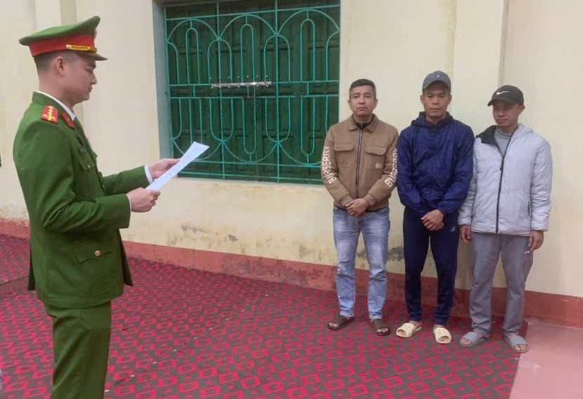 anh-2cong-an-xa-thong-bao-cac-quyet-dinh-doi-voi-bi-can.jpg