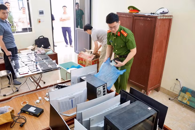 Lực lượng chức năng kiểm tra tang vật vụ án