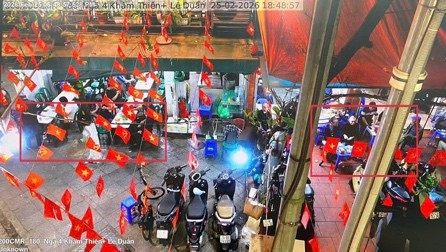 Vi phạm sử dụng trái phép vỉa hè để kinh doanh dịch vụ ăn uống trước số 138 Lê Duẩn, phường Văn Miếu - Quốc Tử Giám