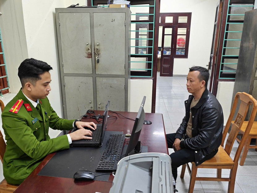 Dương Văn Dinh tại cơ quan công an