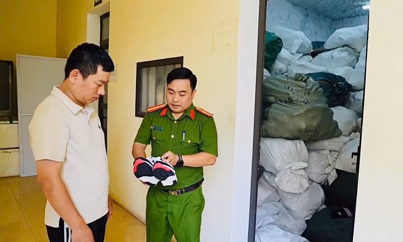 Lực lượng chức năng kiểm tra, thu giữ lô hàng giả nhãn hiệu của Vũ Minh Hoàng.