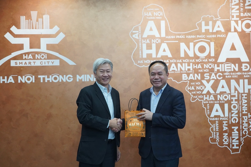 Lãnh đạo CATP Hà Nội và Tập đoàn ST Engineering trao quà lưu niệm.