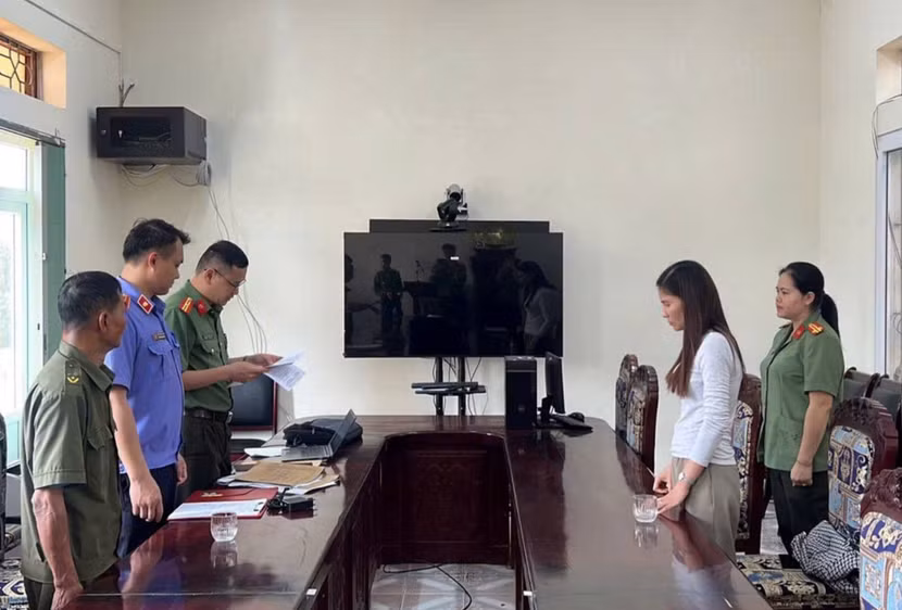 Cơ quan An ninh điều tra tống đạt quyết định và lệnh đối với Mai Thị Minh.