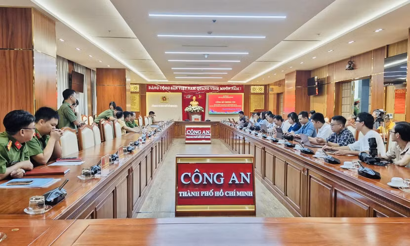 Đông đảo phóng viên đến dự buổi họp báo thông tin kết quả điều tra về vụ án