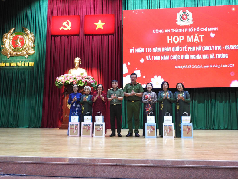 Đảng ủy - Ban Giám đốc CATP có những món quà tri ân gửi đến các đồng chí nữ Anh hùng LLVTND