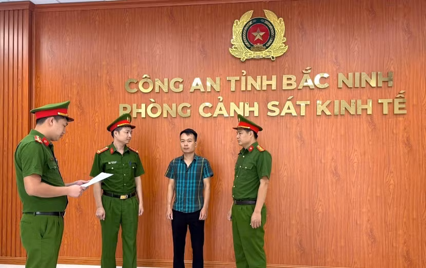 Cơ quan Cảnh sát điều tra Công an tỉnh Bắc Ninh tống đạt các Quyết định khởi tố bị can, Lệnh bắt bị can để tạm giam đối với Vũ Văn Cương