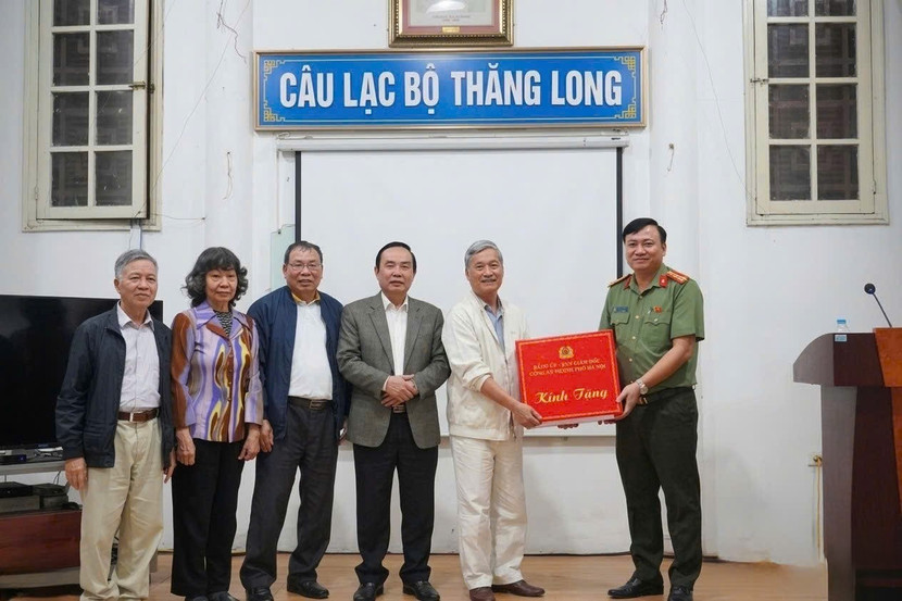 Đại tá Nguyễn Tiến Đạt thay mặt Đảng uỷ - Ban Giám đốc CATP Hà Nội gửi tặng quà đến các đồng chí hội viên Câu lạc bộ Thăng Long
