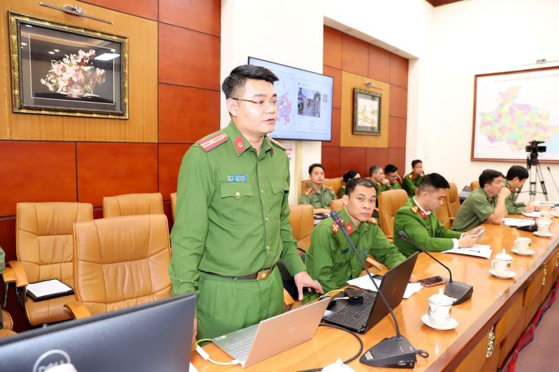 Thiếu tá Vũ Văn Nam, Trưởng CAX Lạc Phượng báo cáo tại hội nghị