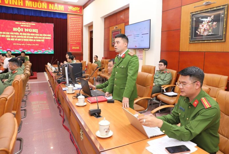 Trung tá Hoàng Văn Hà, Phó Trưởng Phòng Cảnh sát hình sự báo cáo tại hội nghị