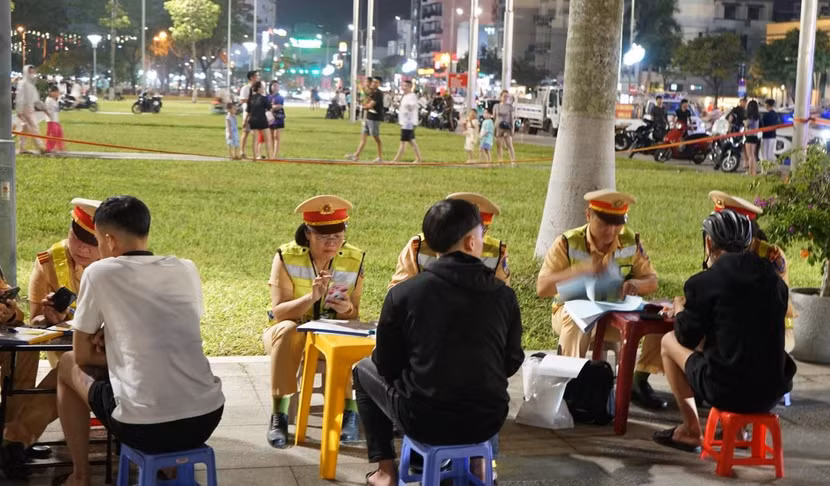 Nhiều trường hợp vi phạm bị lực lượng công an xử lý.