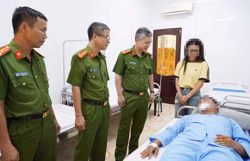 Đại tá Nguyễn Anh Tuấn, Phó Giám đốc - Thủ trưởng Cơ quan Cảnh sát điều tra Công an tỉnh Thanh Hóa động viên, thăm hỏi cán bộ bị thương khi truy bắt tội phạm ma túy
