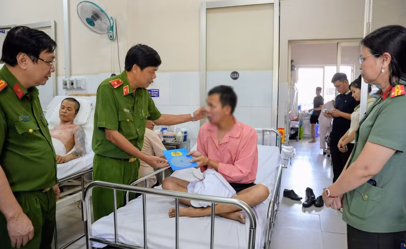 Thiếu tướng Nguyễn Thanh Hưởng và các đồng chí trong đoàn công tác thăm hỏi và biểu dương tinh thần ga dạ của Binh nhất Lê Văn Kiển