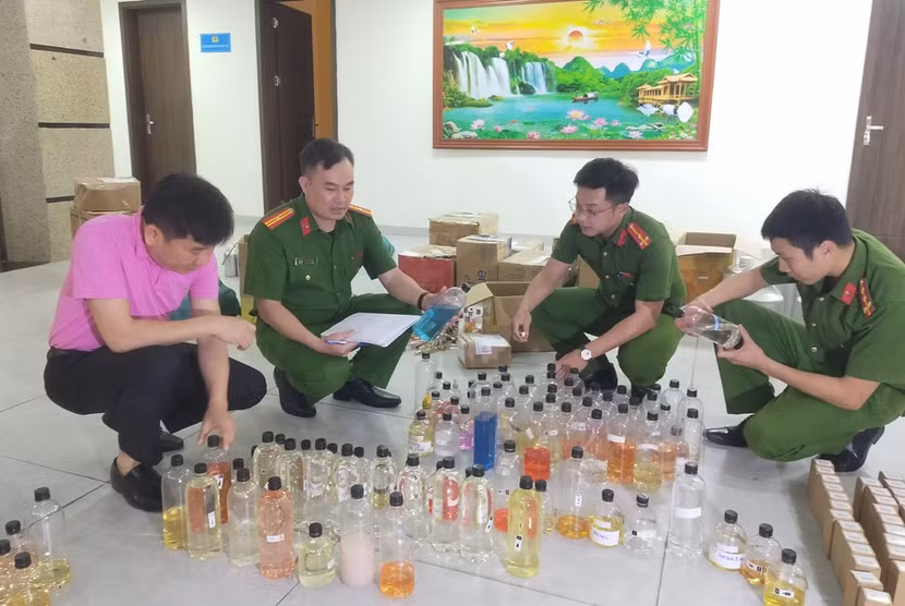 Hương liệu các loại nước hoa các đối tượng sử dụng để sản xuất nước hoa giả.