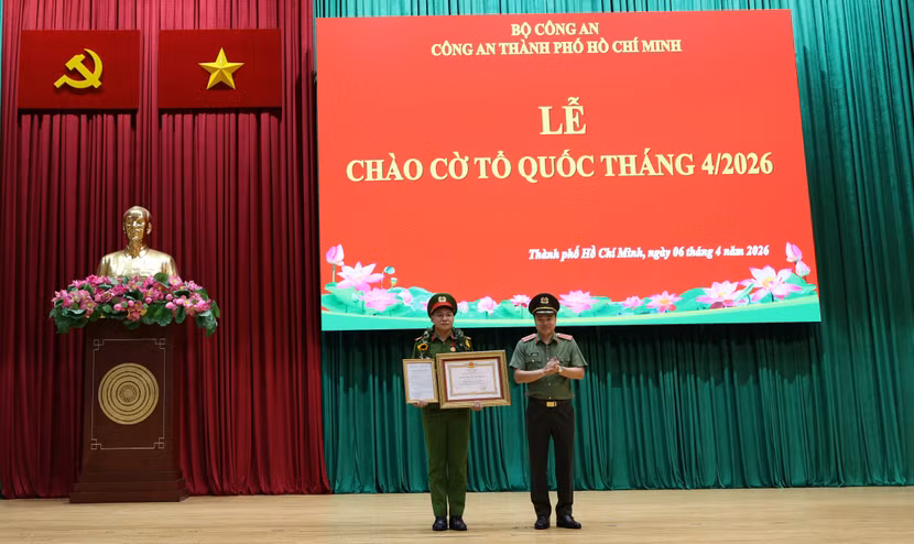 Trung tướng Mai Hoàng, Giám đốc Công an TPHCM trao Huân chương Dũng cảm của Chủ tịch nước và Quyết định chuyển chế độ phục vụ chuyên nghiệp trong lực lượng CAND cho đồng chí Nguyễn Mai Thi