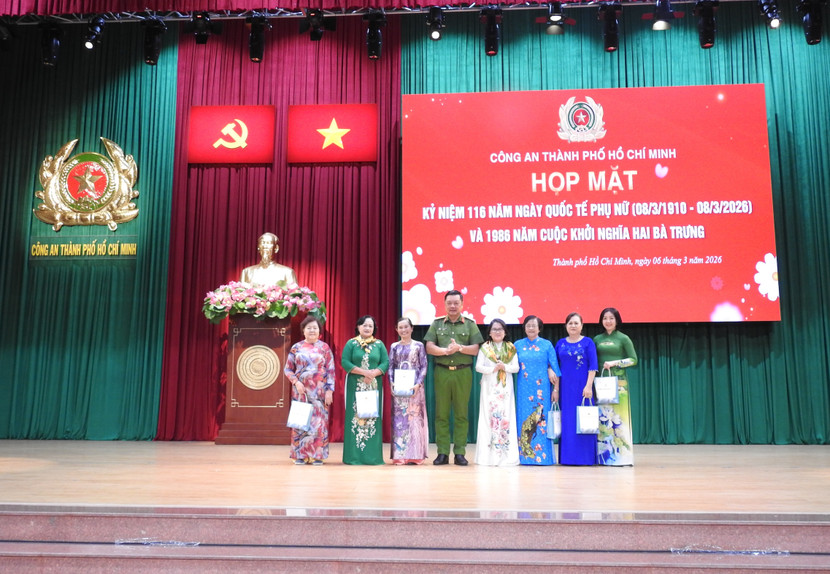 Đại tá Nguyễn Đình Dương thay mặt BGĐ CATP tặng quà tri ân, chúc mừng đại diện Hội Liên hiệp Phụ nữ Thành phố, các đồng chí nguyên Trưởng Ban Phụ nữ qua các thời kỳ