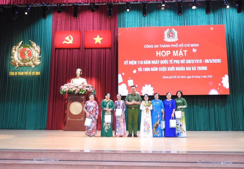 Đại tá Nguyễn Đình Dương thay mặt BGĐ CATP tặng quà tri ân, chúc mừng đại diện Hội Liên hiệp Phụ nữ Thành phố, các đồng chí nguyên Trưởng Ban Phụ nữ qua các thời kỳ