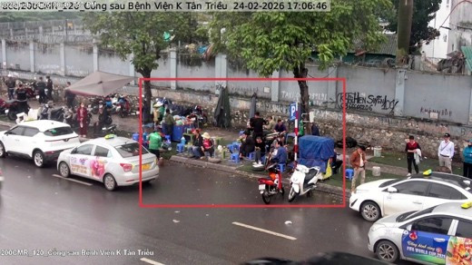 Vi phạm sử dụng trái phép vỉa hè để bày bán hàng hóa bên cạnh cổng sau bệnh viện K Tân Triều, đường Phạm Tu