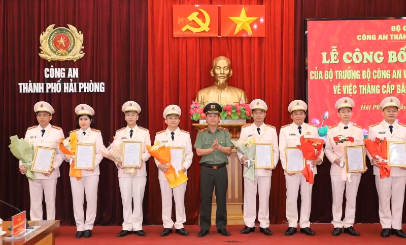 Thiếu tướng Bùi Quang Bình, Ủy viên BTV Thành ủy, Bí thư Đảng ủy, Giám đốc CATP trao Quyết định và tặng hoa chúc mừng các đồng chí Trưởng các phòng nghiệp vụ CATP được thăng cấp bậc hàm Đại tá