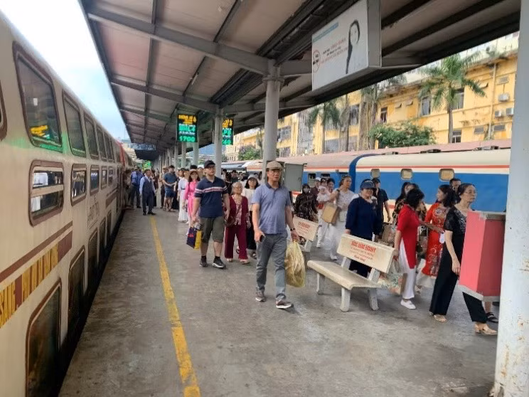 Công an phường Văn Miếu – Quốc Tử Giám tổ chức tuần tra kiểm soát, hỗ trợ hành khách tại khu vực bên trong Ga Hà Nội.