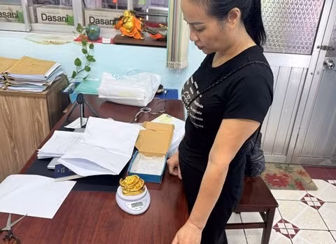 Vũ Thị Ngọc Anh cùng tang vật