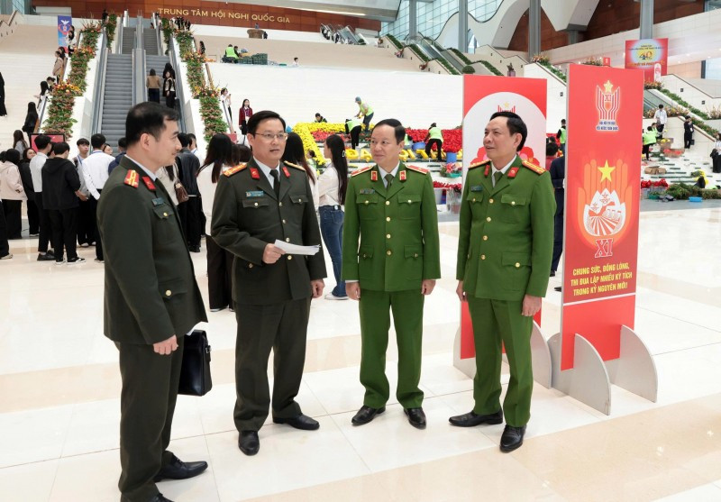 Đại tá Mai Xuân Thảo, Phó Chánh Văn phòng Bộ Công an, Thường trực Tiểu ban An ninh Đại hội cùng các đại biểu trao đổi phương án, kế hoạch bảo đảm ANTT.