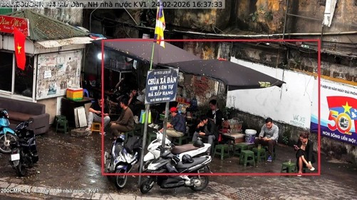 Vi phạm sử dụng trái phép vỉa hè để bày bán hàng hóa trước số 259 Xã Đàn, phường Đống Đa