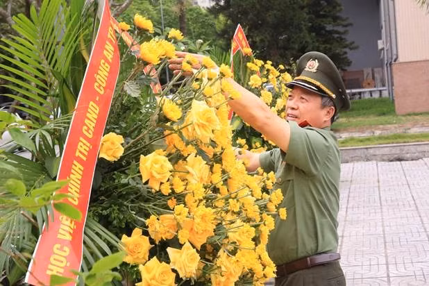 Trung tướng Phan Xuân Tuy - Giám đốc Học viện Chính trị CAND dâng hoa, dâng hương tại Tượng đài Chủ tịch Hồ Chí Minh
