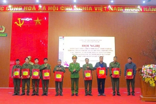 Ảnh: Trung tá Nguyễn Duy Đông – Trưởng Công an xã tặng quà cho các đồng chí thuộc lực lượng ANTT ở cơ sở có hoàn cảnh khó khăn