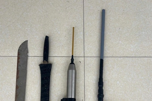 Nam thanh niên tự nguyện giao nộp vũ khí nguy hiểm 