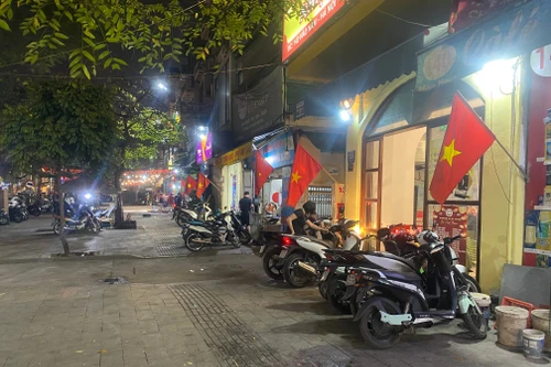 Những bộ bàn ghế, phương tiện,... biến mất