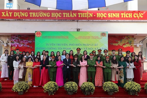 Công an Phường và giáo viên Nhà trường thể hiện Quyết tâm xây dựng Trường không ma túy, không bạo lực