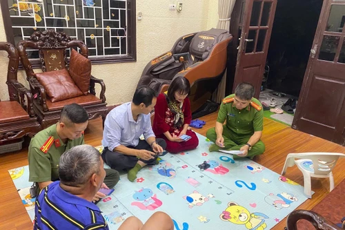 Công an phường Dương Nội trực tiếp xuống hộ dân để đối soát thông tin, đảm bảo không bỏ sót nhân khẩu thực tế cư trú