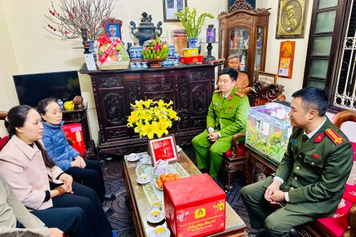 Công an Hà Nội thăm, chúc Tết gia đình các liệt sĩ Cảnh sát PCCC & CNCH