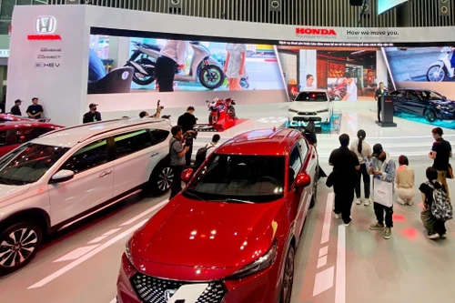 Nhập khẩu kỷ lục 205.630 xe năm 2025, ô tô ngoại vẫn lép vế so với xe nội