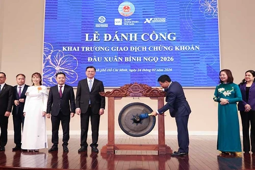 Bộ trưởng Tài chính đánh cồng khai trương phiên giao dịch chứng khoán đầu Xuân Bính Ngọ