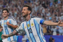 Messi lập hat-trick siêu đẳng, Argentina khởi đầu không thể đẹp hơn